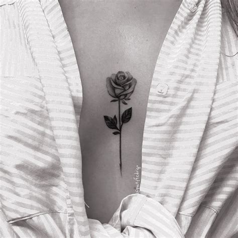 Tatuajes de rosas en el pecho: belleza femenina plasmada en la。